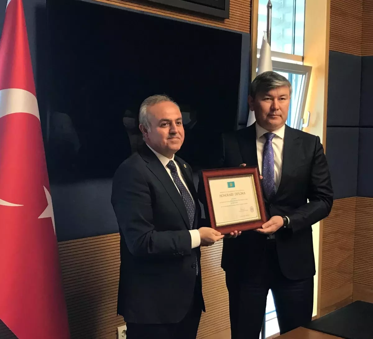 Bolathan bebeğin hayatını kurtaran AK Parti\'li Recep Şeker\'e, Kazakistan\'dan onur diploması