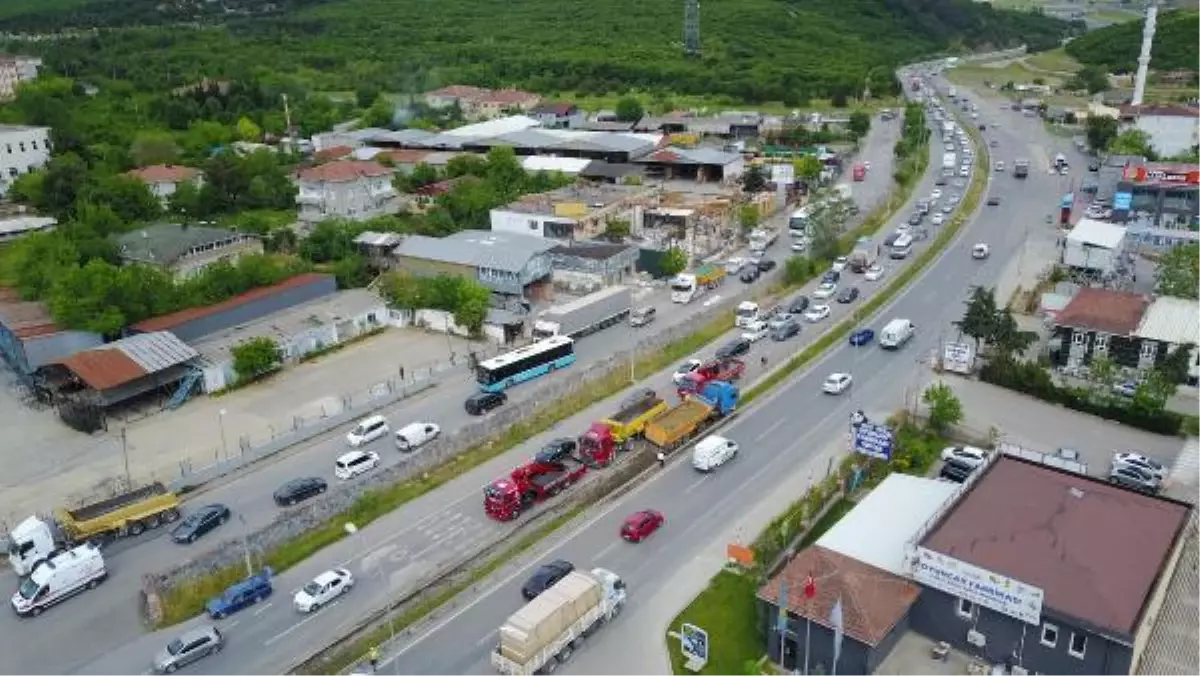 ÇEKMEKÖY\'DE MAKAS İDDİASI; HAFRİYAT KAMYONU SÜRÜCÜSÜ FACİAYI ÖNLEDİ