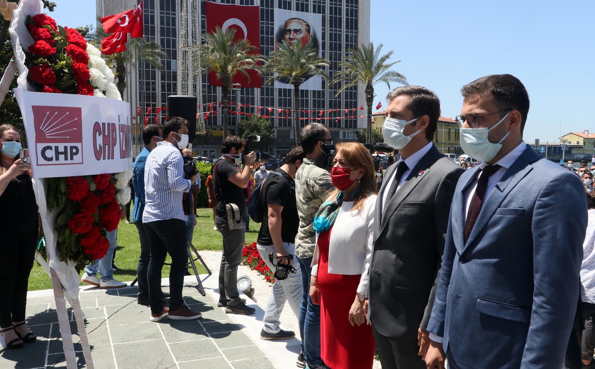 CHP İzmir İl Başkanlığı, Atatürk Anıtı\'na çelenk sundu