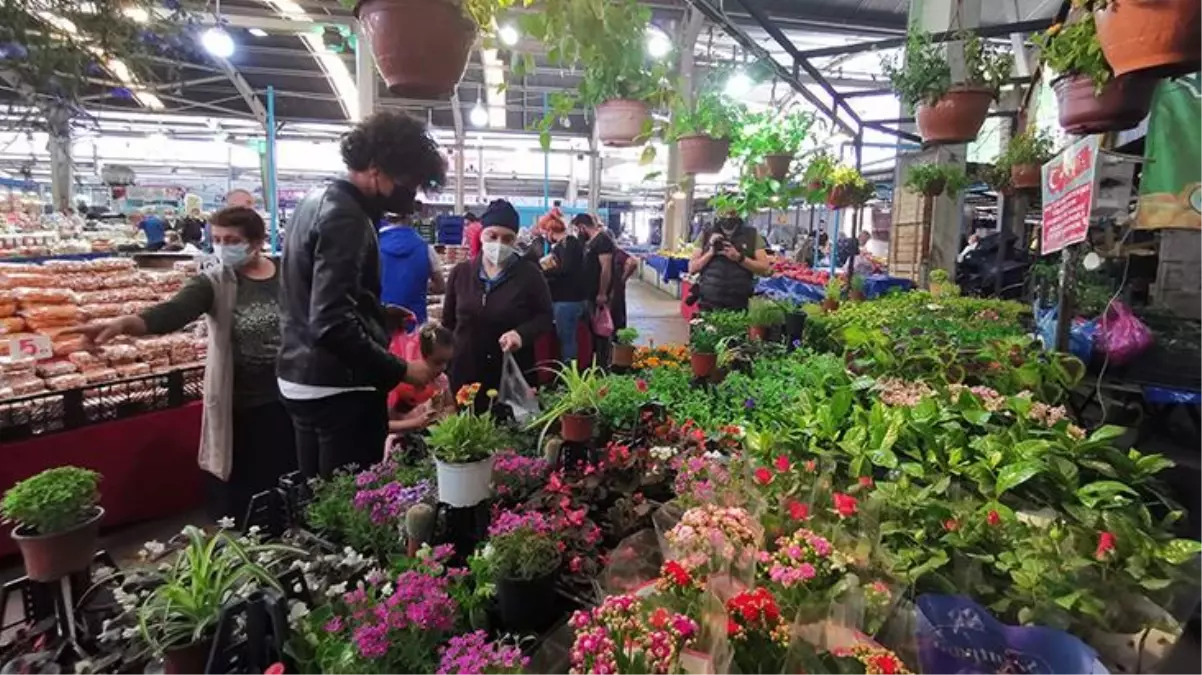 Çiçek sattığı tezgahına şehit ve gazi aileleri için yazdığı yazı, görenlere duygusal anlar yaşatıyor