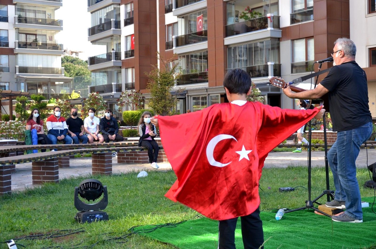 Coşkulu kutlama orkestra ile taçlandı