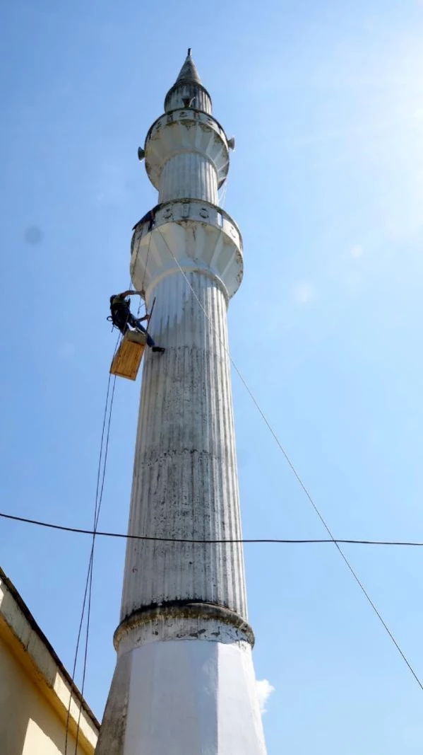 Dağcılık eğitimi alan imam, halatla tırmandığı minareyi boyuyor