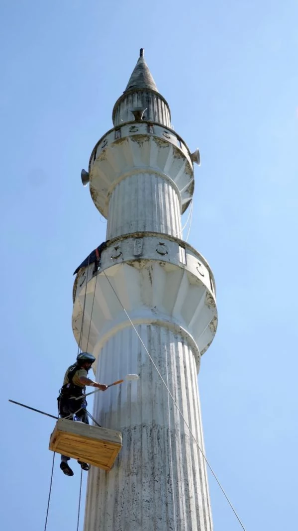 Dağcılık eğitimi alan imam, halatla tırmandığı minareyi boyuyor
