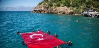 Dalgıçlardan denizde Türk bayraklı '19 Mayıs' kutlaması