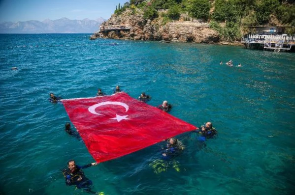 Dalgıçlardan denizde Türk bayraklı '19 Mayıs' kutlaması