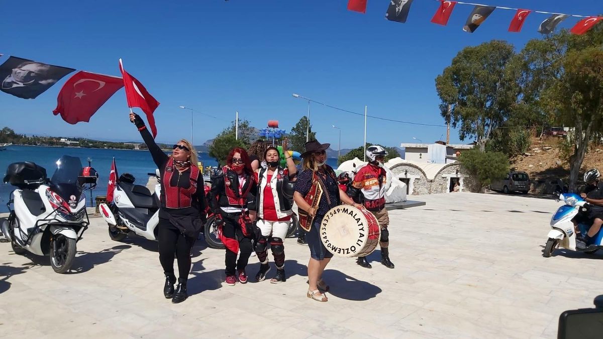 Datça\'da motosikletlilerden 19 Mayıs korteji