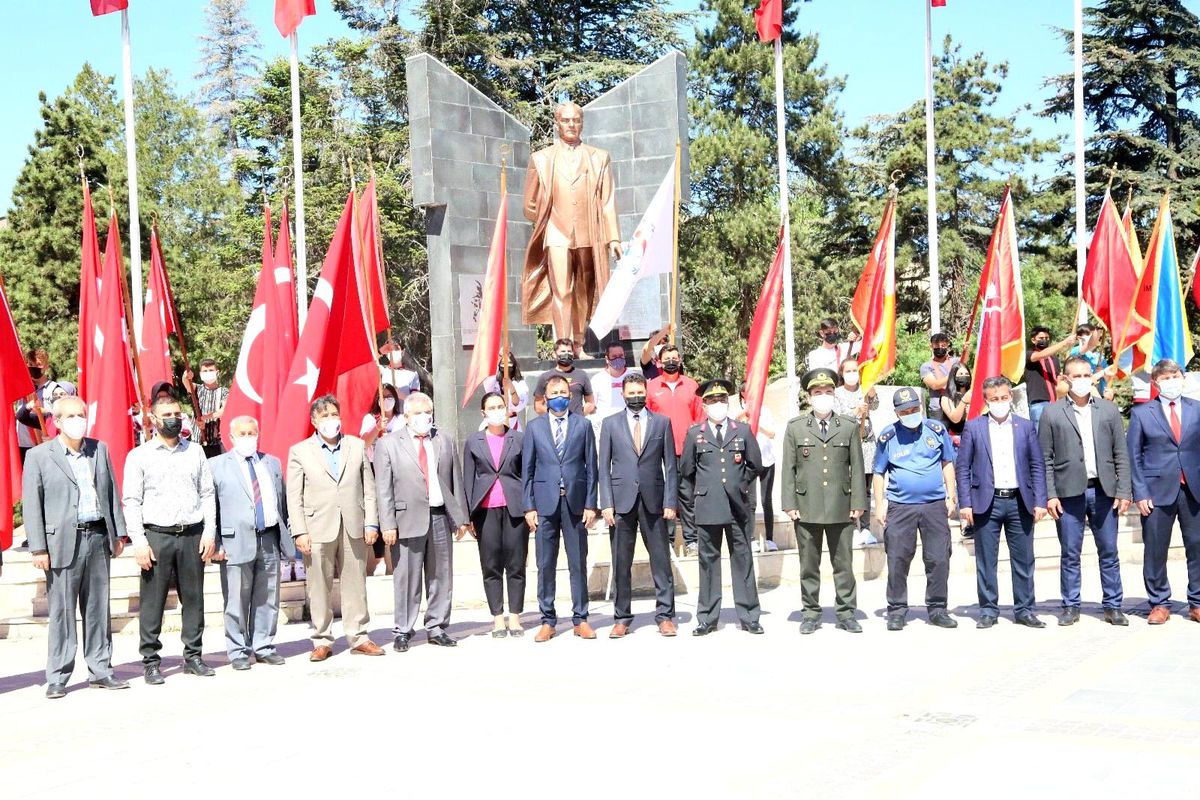 Develi\'de gençlik yürüyüşü