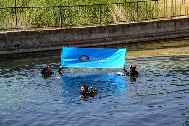 Diyarbakırlı 19 sporcudan su altında '19 Mayıs' kutlaması