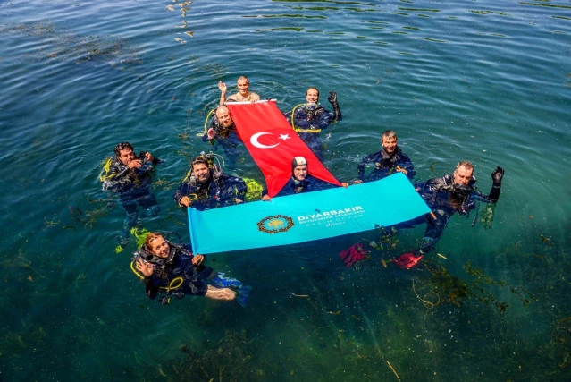 Diyarbakırlı 19 sporcudan su altında '19 Mayıs' kutlaması