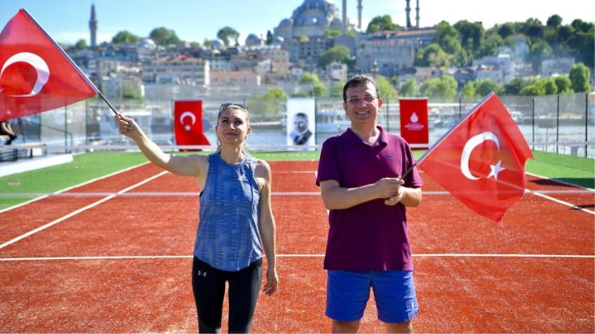 Ekrem İmamoğlu, 19 Mayıs\'ı eşiyle birlikte Haliç üstünde tenis oynayarak kutladı