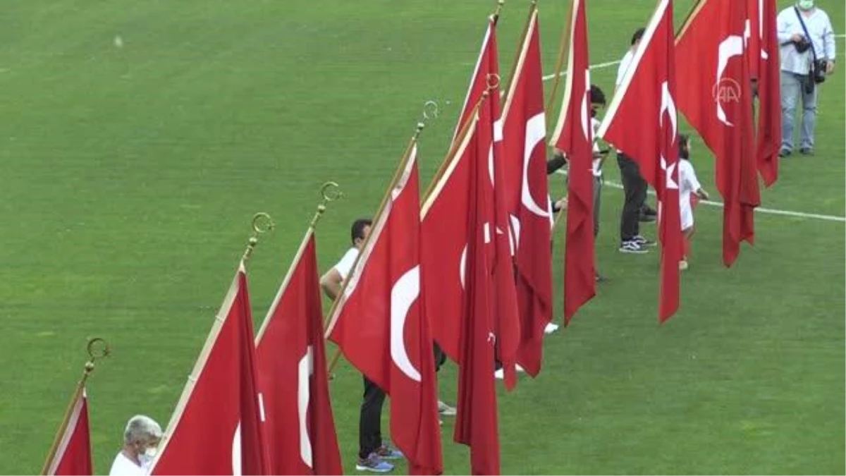 ESKİŞEHİR - 33 bin kişilik stadın ortasında dev Türk bayrağı açıldı