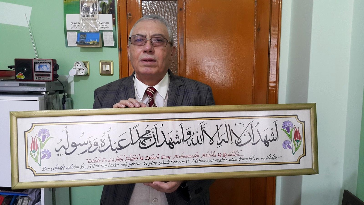 Eskişehirli hattat Ömer Yiğit, pandemi döneminde \'hat sanatı\' ile ilgili eserlerini evinde sergiliyor