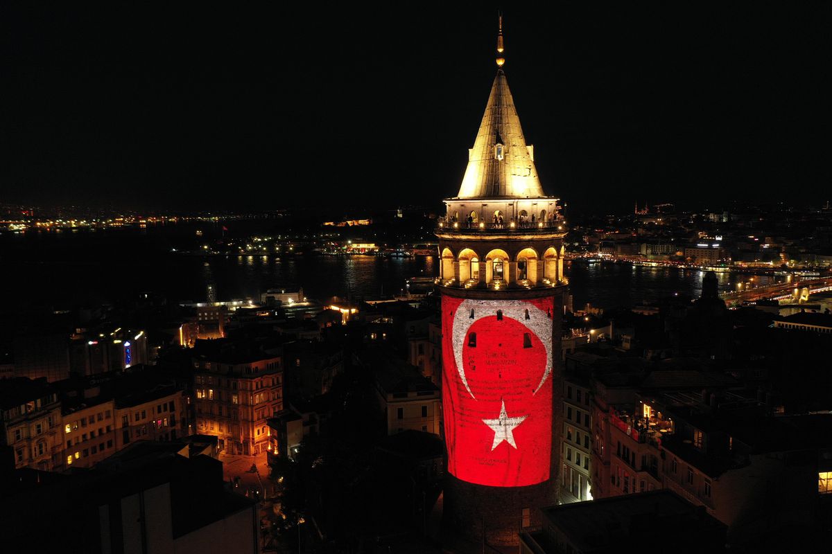 Galata Kulesi 19 Mayıs\'a özel görsellerle ışıklandırıldı