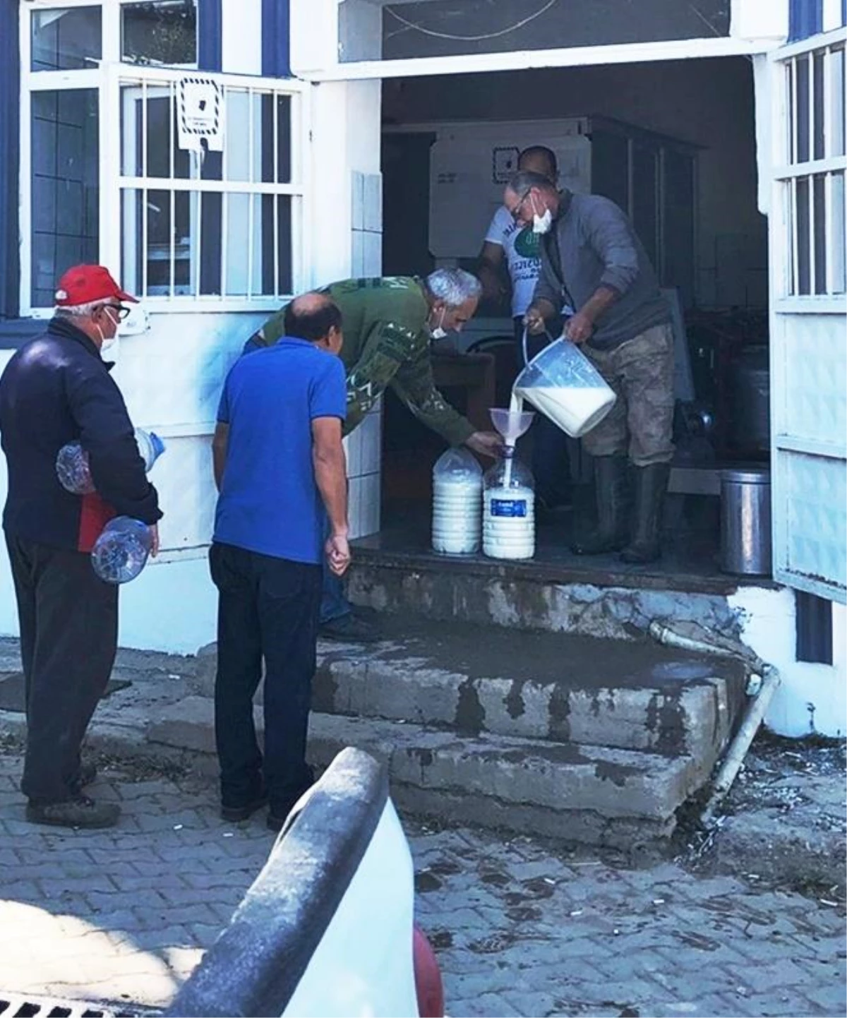 Gelibolu\'da vatandaşlara 2 bin 200 litre ücretsiz süt dağıtıldı