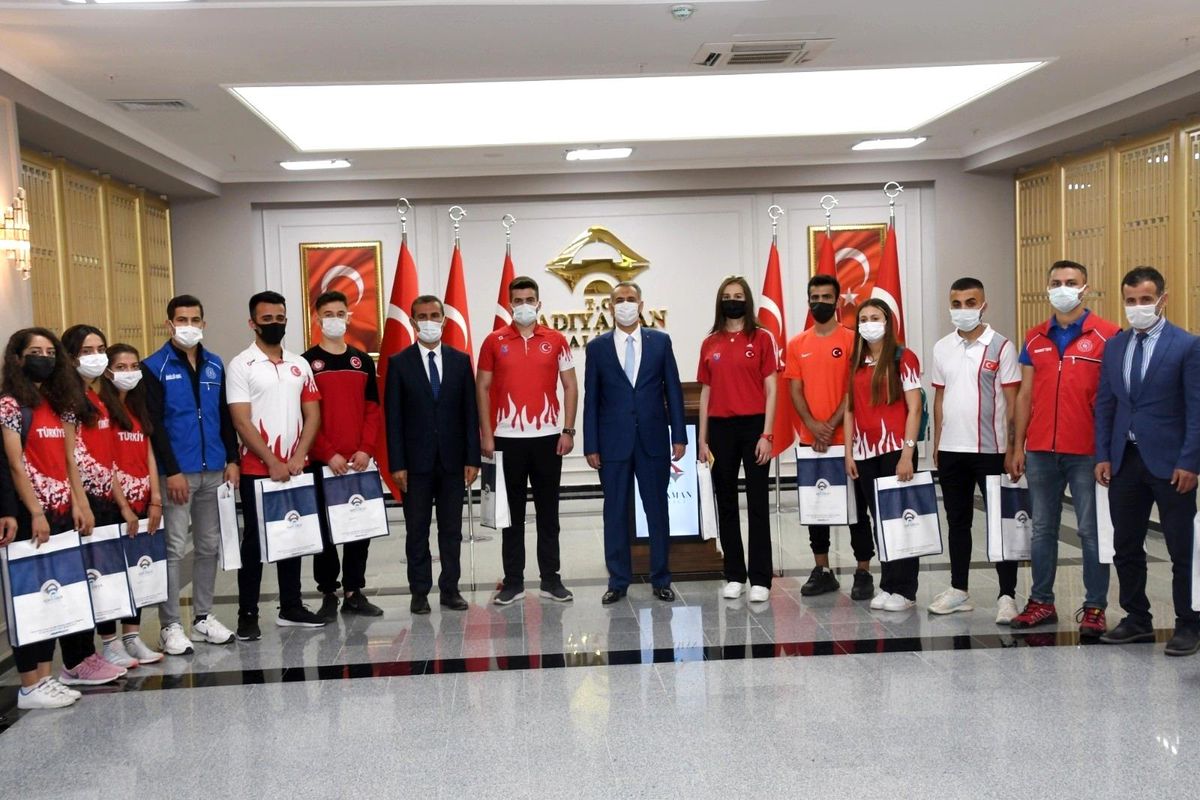 Genç milli sporcular Vali Çuhadar ile bir araya geldi