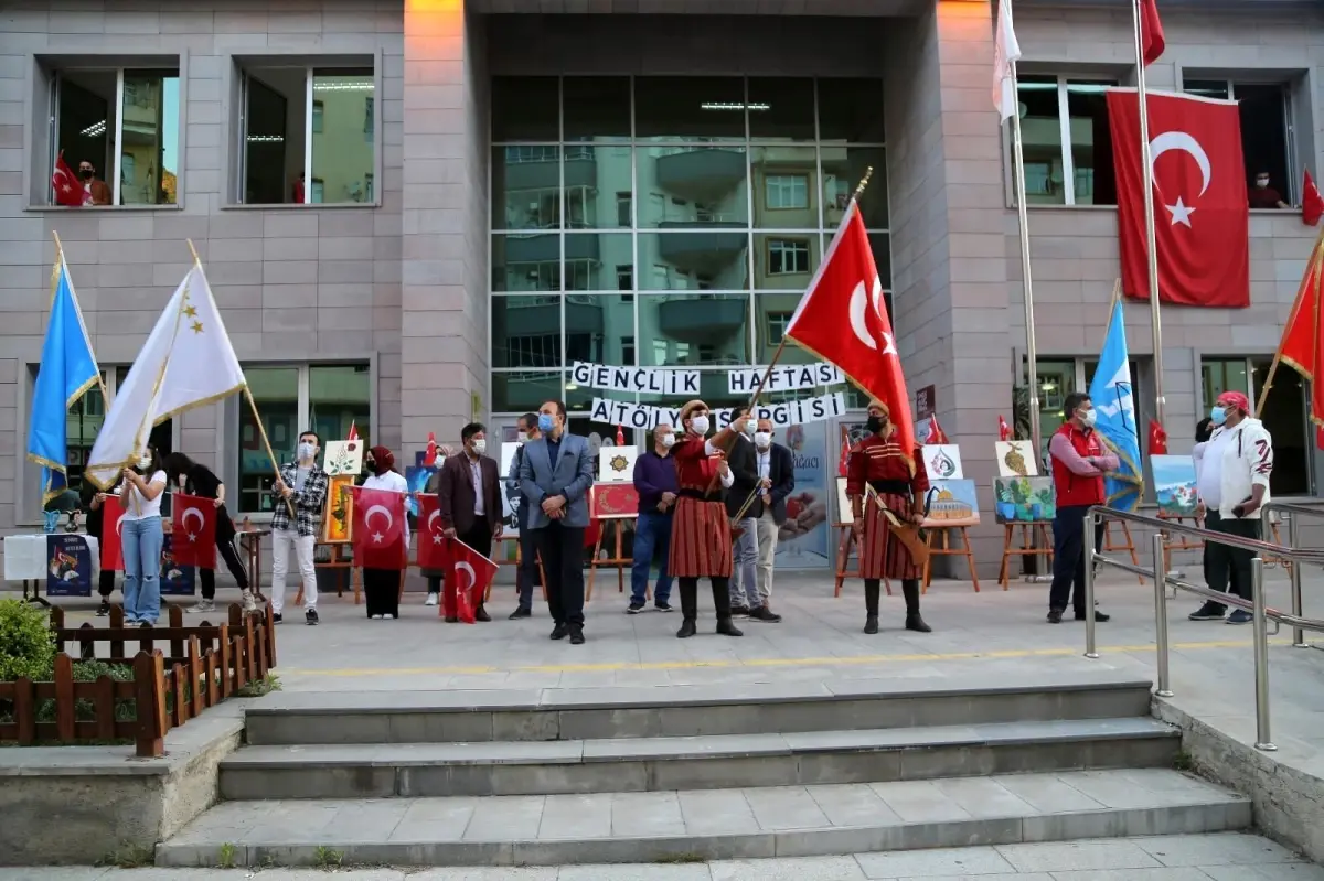 Gümüşhane\'de binlerce kişi saat 19.19\'da İstiklal Marşı okudu