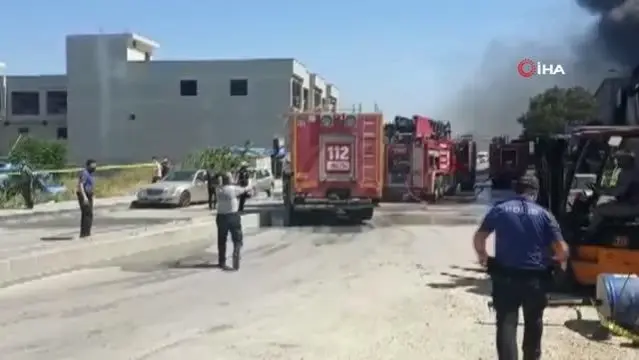 Hatay'da izolasyon malzemeleri satılan bir iş yerinde yangın çıktı