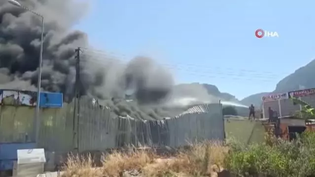 Hatay'da izolasyon malzemeleri satılan bir iş yerinde yangın çıktı