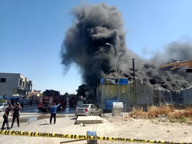 Hatay'da izolasyon malzemeleri satılan bir iş yerinde yangın çıktı