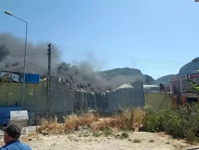 Hatay'da izolasyon malzemeleri satılan bir iş yerinde yangın çıktı