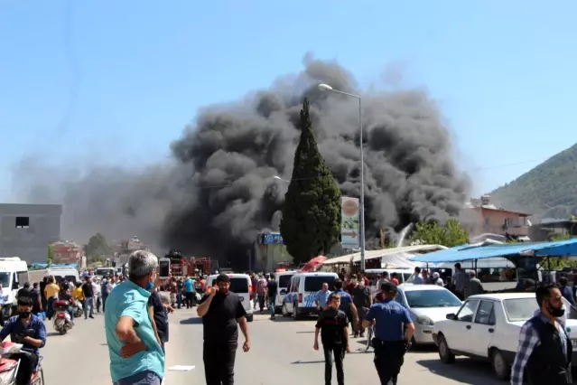 Hatay'da izolasyon malzemeleri satılan bir iş yerinde yangın çıktı