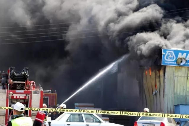 Hatay'da izolasyon malzemeleri satılan bir iş yerinde yangın çıktı