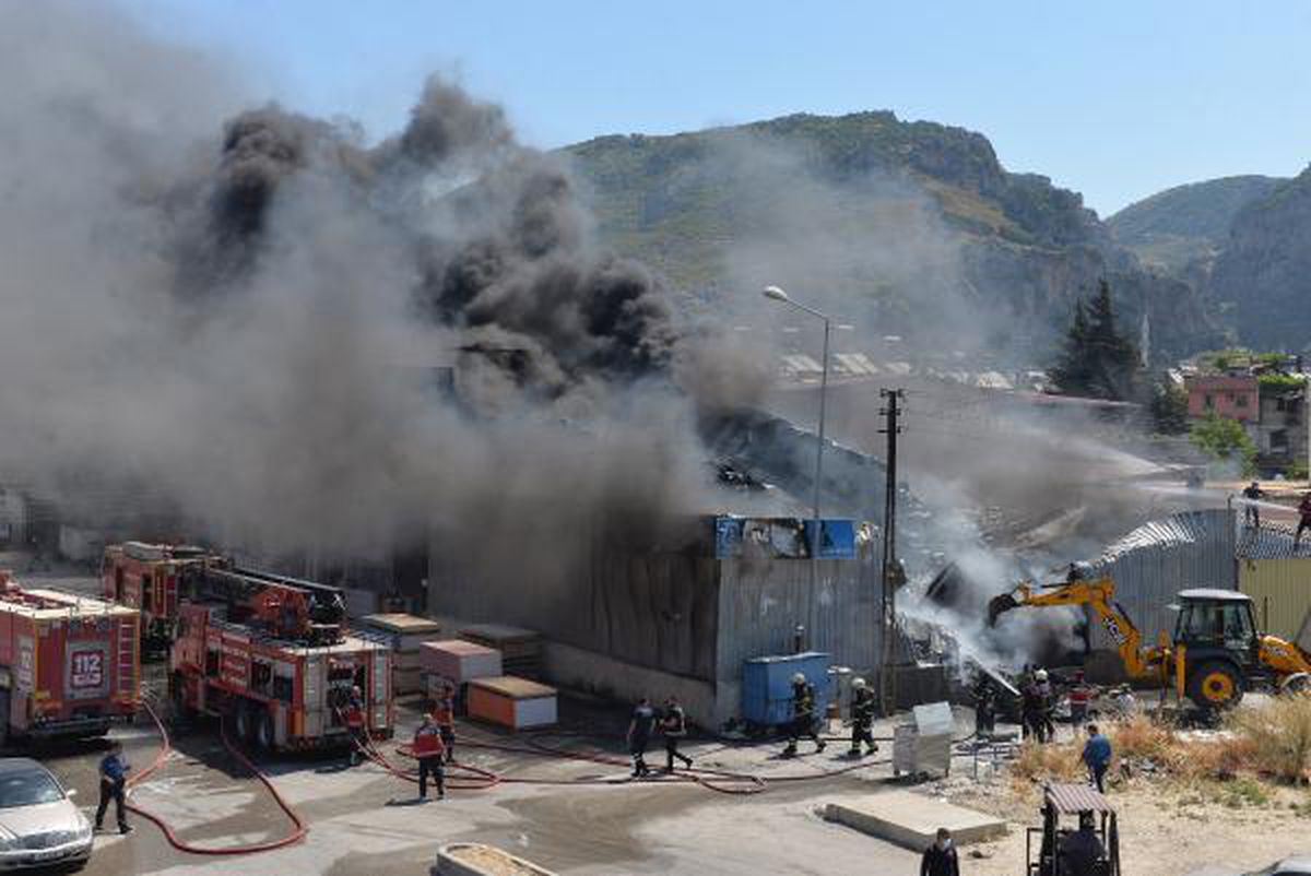 Hatay\'da izolasyon ve dekorasyon atölyesinde yangın (2)