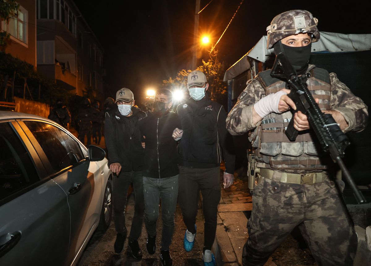 İstanbul\'da terör örgütü TKP/ML\'ye yönelik düzenlenen eş zamanlı operasyonda 7 şüpheli gözaltına alındı.