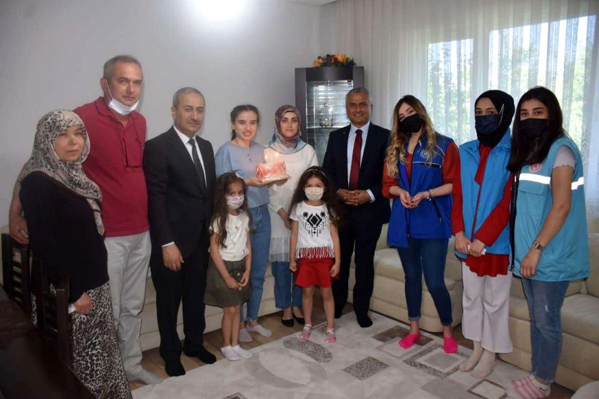Karabük\'te 19 Mayıs\'ta doğan öğrencilere sürpriz