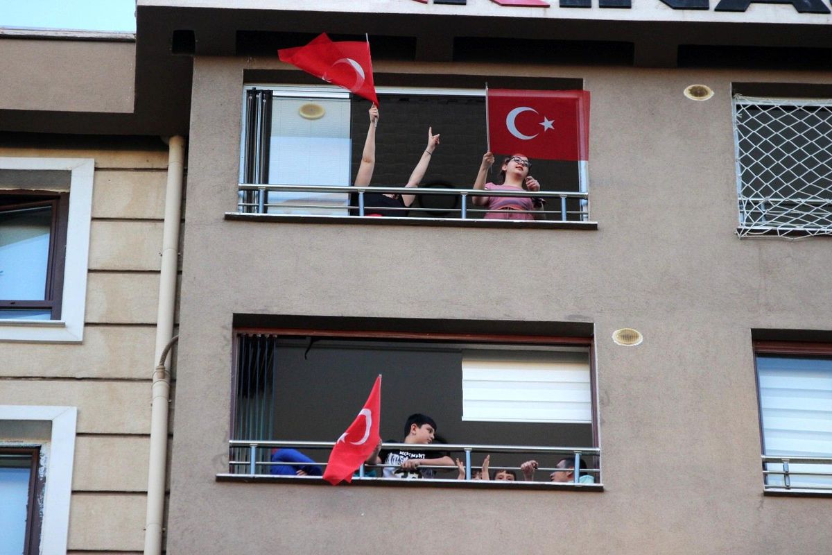 Kayserililer 7\'den 70\'e İstiklal Marşı için balkonlara koştu