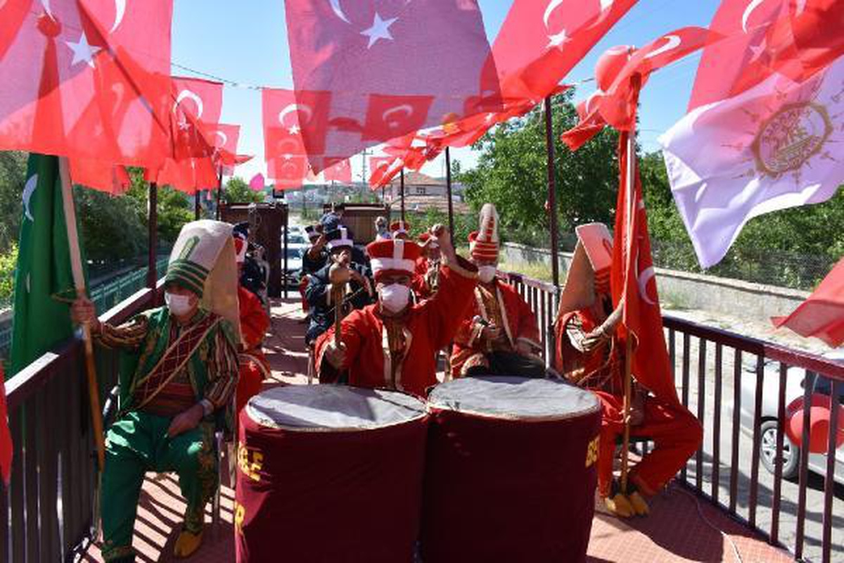 Kırıkkale\'de TIR dorsesinde mehterli \'19 Mayıs\' coşkusu