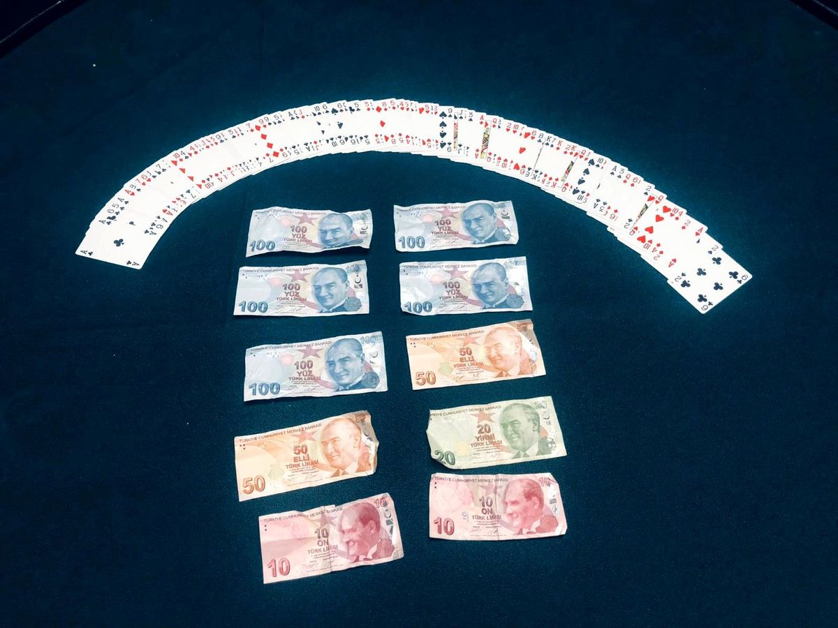 Kısıtlamada kumar partisi yapan 11 kişiye ceza kesildi