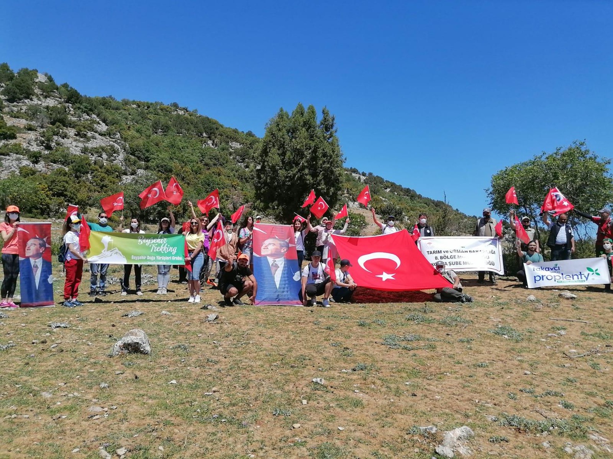 Konyalı doğa tutkunları, doğa yürüyüşü etkinliğinde Beyşehir\'de buluştu