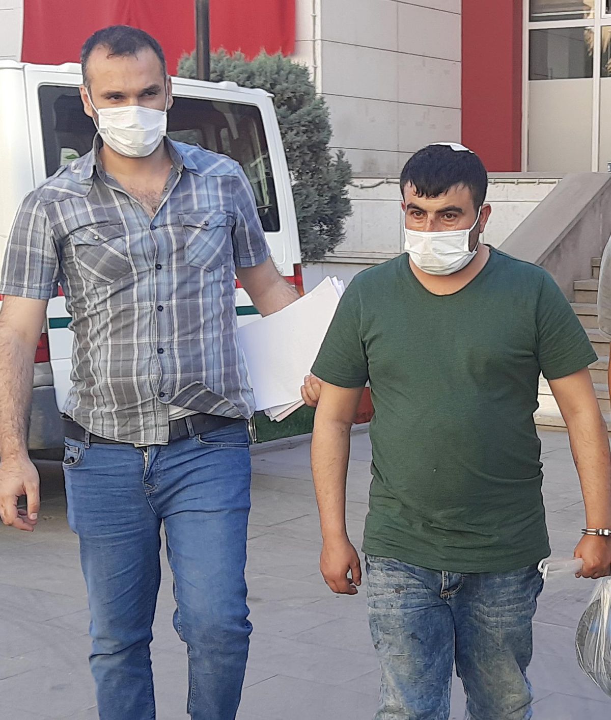 Manisa\'da evlerinin tadilatı konusunda tartıştığı kardeşini tüfekle öldüren zanlı tutuklandı