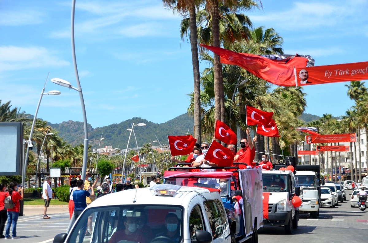 Marmaris\'te bayram coşkusu sokağa taştı