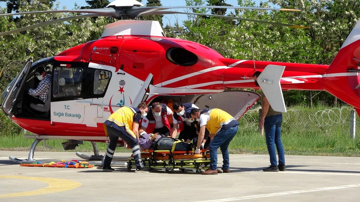 Son Dakika | Ormanda kestiği ağaç üzerine düşen şahıs ambulans helikopterle hastaneye yetiştirildi