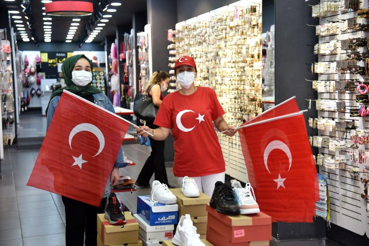 Osmaniye Belediyesi bayrak dağıttı