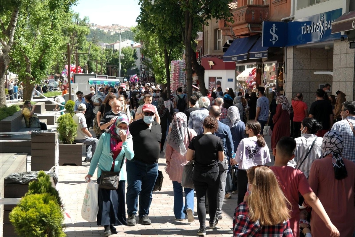 Pandemi yokmuşçasına çarşıya akın ettiler