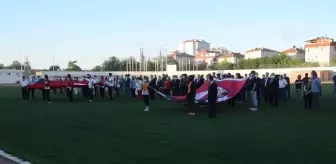 Kadıköy'de saat 19.19'da İstiklal Marşı balkonlarda okundu