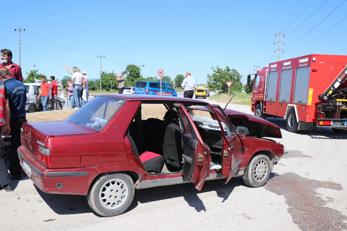 Sakarya\'da iki otomobilin çarpıştığı kazada 5 kişi yaralandı