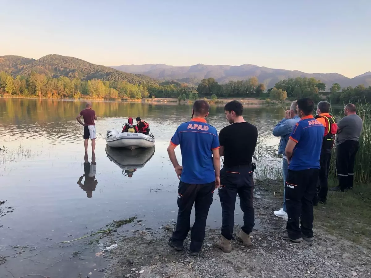 Sakarya\'da serinlemek için gölete giren genç boğuldu