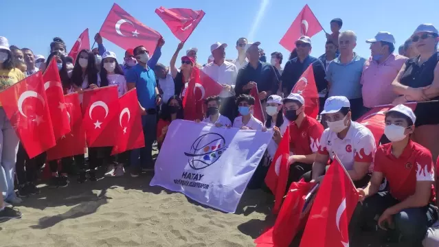 Samandağ'da sporcular, 19 Mayıs'ı yamaç paraşütü atlayışıyla kutladı Samandağ'da sporcular, 19 Mayıs'ı yamaç paraşütü atlayışıyla kutladı