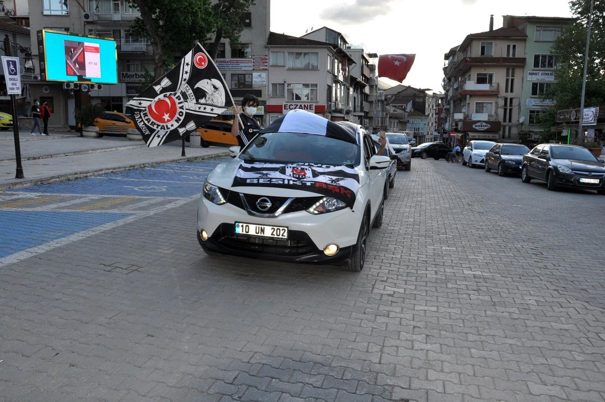 Simav\'da Beşiktaşlı taraftarların şampiyonluk kutlamaları