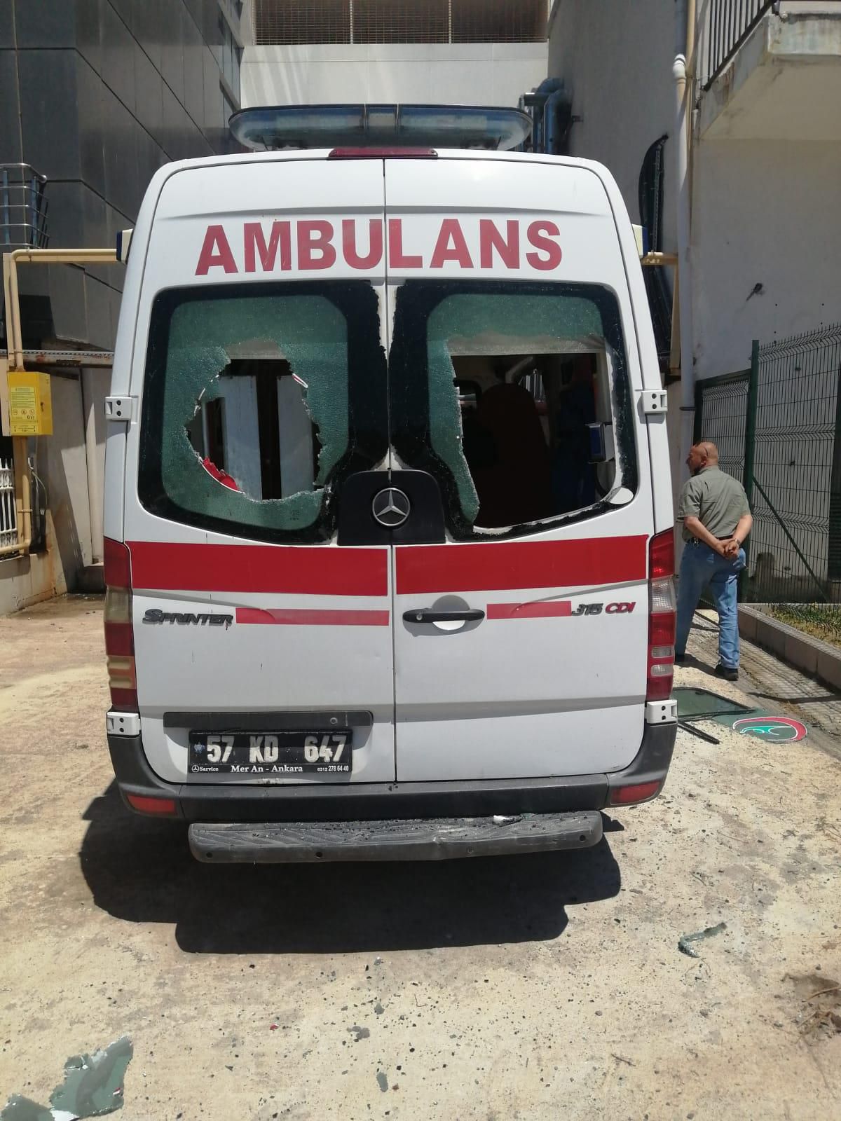 Sinop\'ta baltayla ambulansa zarar veren kişi gözaltına alındı