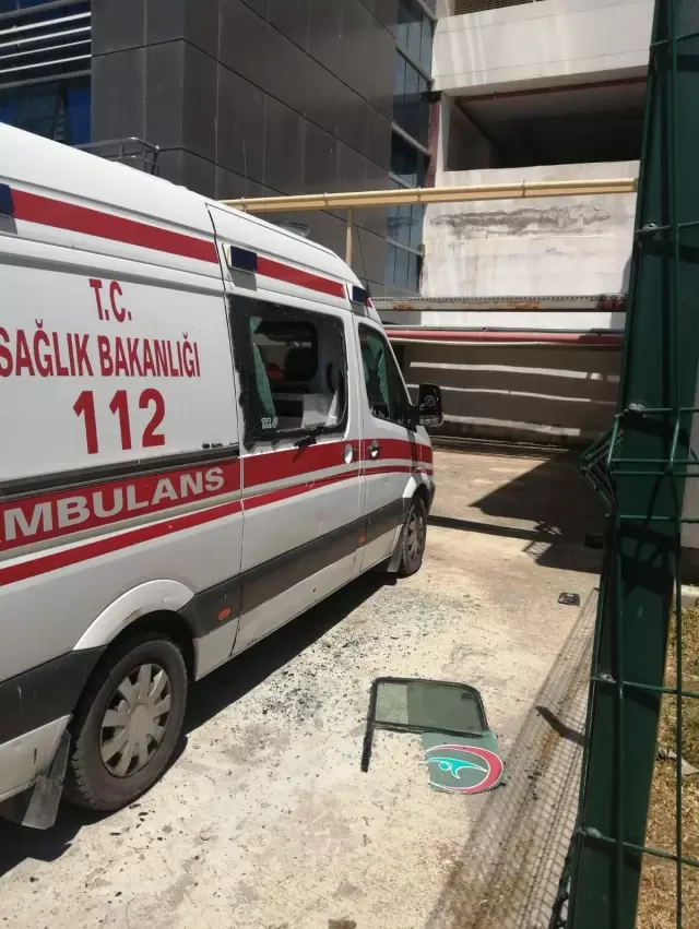 Sinop'ta baltayla ambulansa zarar veren kişi gözaltına alındı - Son Dakika