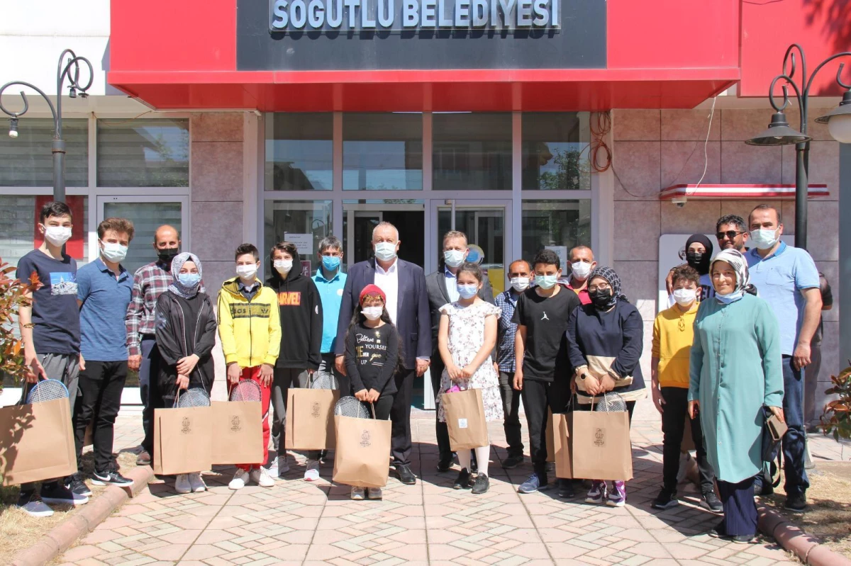 Söğütlü Belediyesi personelinin çocuklarından Başkan Özten\'e "19 Mayıs" ziyareti