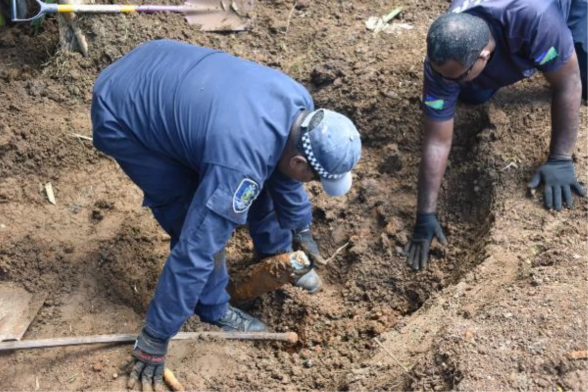 Son dakika haberi! Solomon Adaları\'nda bahçesine çukur kazan kişi 101 adet bomba buldu