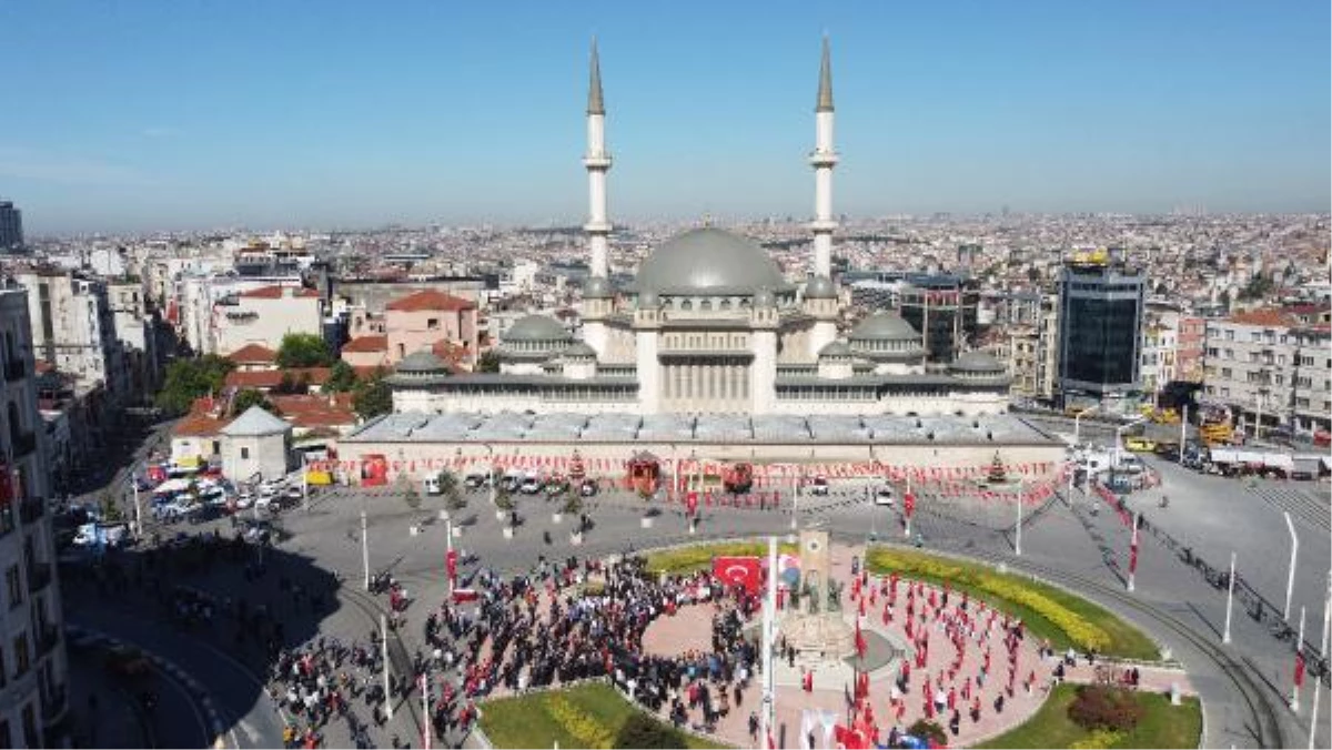 Taksim Cumhuriyet Anıtı\'nda 19 Mayıs töreni