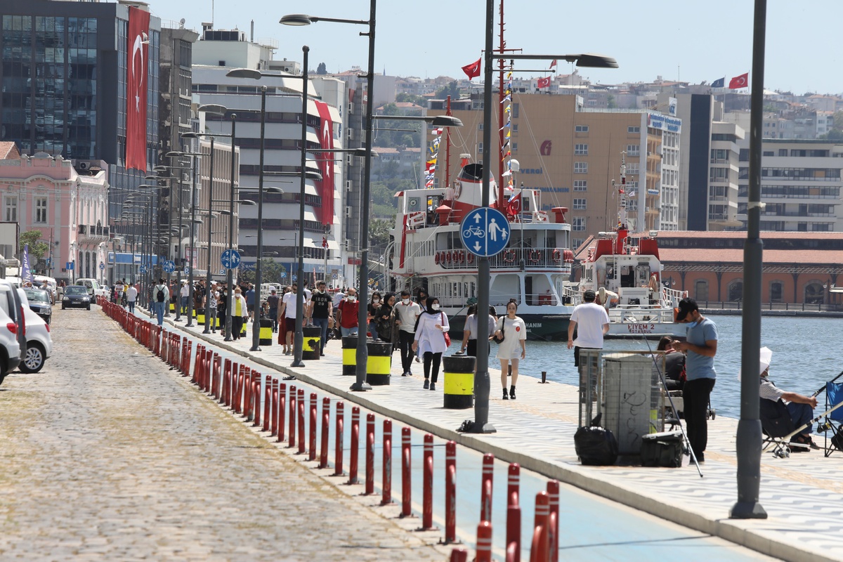 Vali Köşger, İzmir\'de meydana gelen depremlere ilişkin kendilerine olumsuz ihbar ulaşmadığını bildirdi