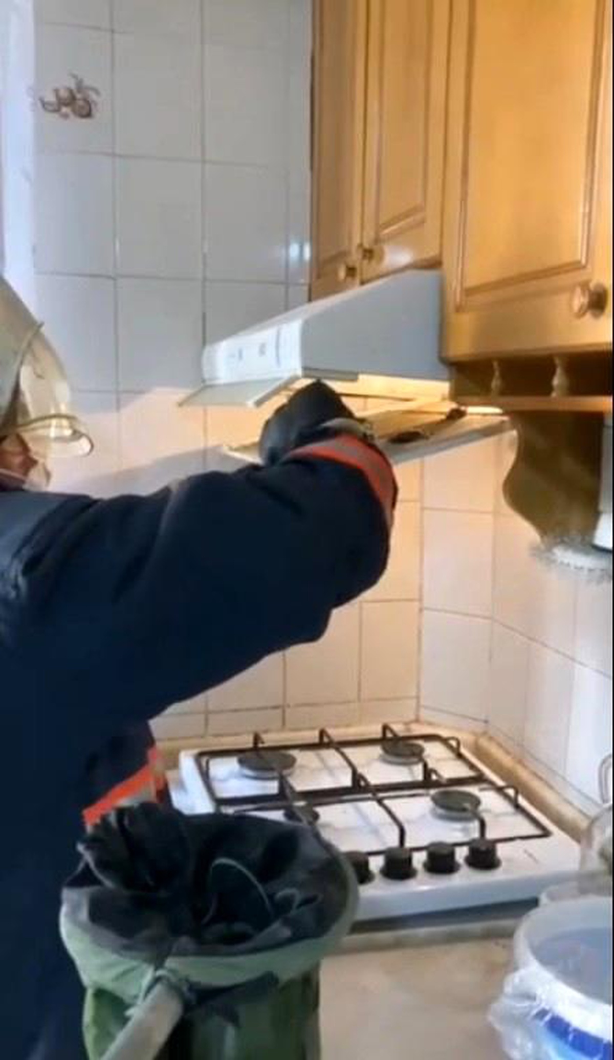 Son dakika haberi... Yarasalar davlumbaza girdi, itfaiye çıkardı